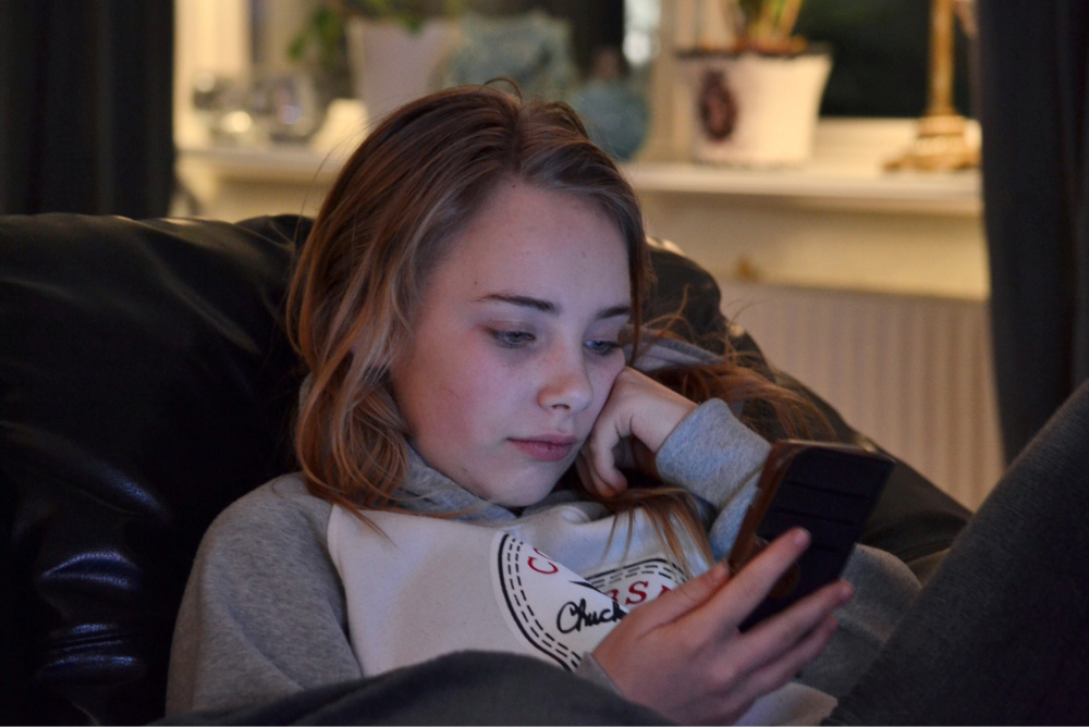 /teenager-using-her-phonet20z9bXZ4.jpg